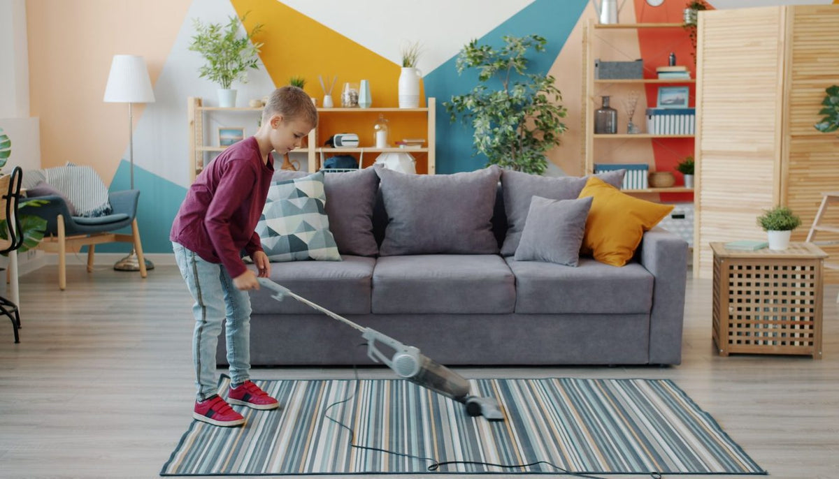 Nettoyage d'un tapis de salon à l'aspirateur, passage lent dans le sens des fibres Image