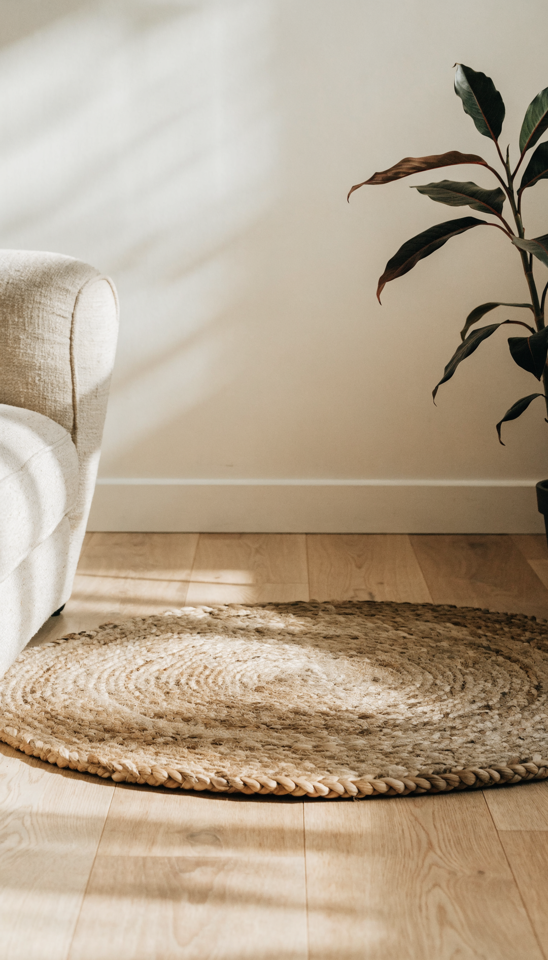 Tapis rond en fibre naturelle sur un parquet clair, vue verticale