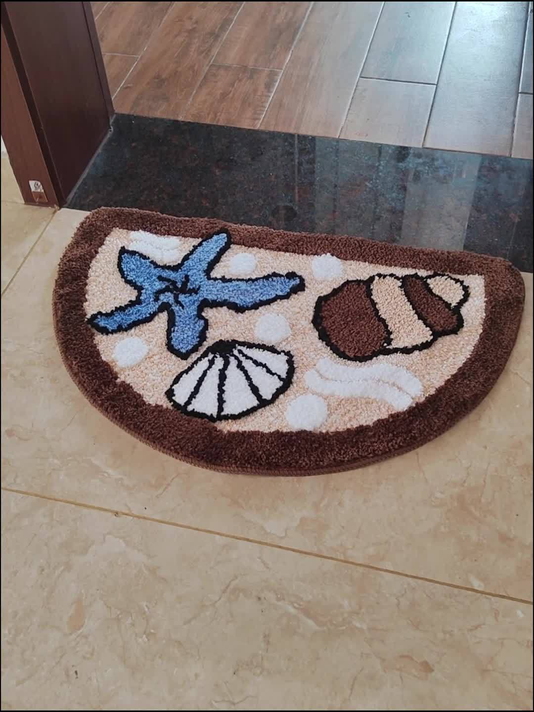 Tapis de bain demi-lune touffeté à coquillages, 45 x 70 cm
