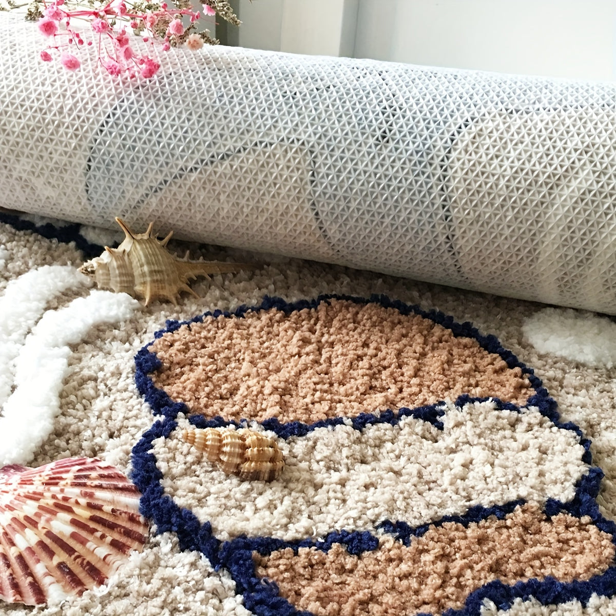Tapis de bain demi-lune touffeté à coquillages, 45 x 70 cm