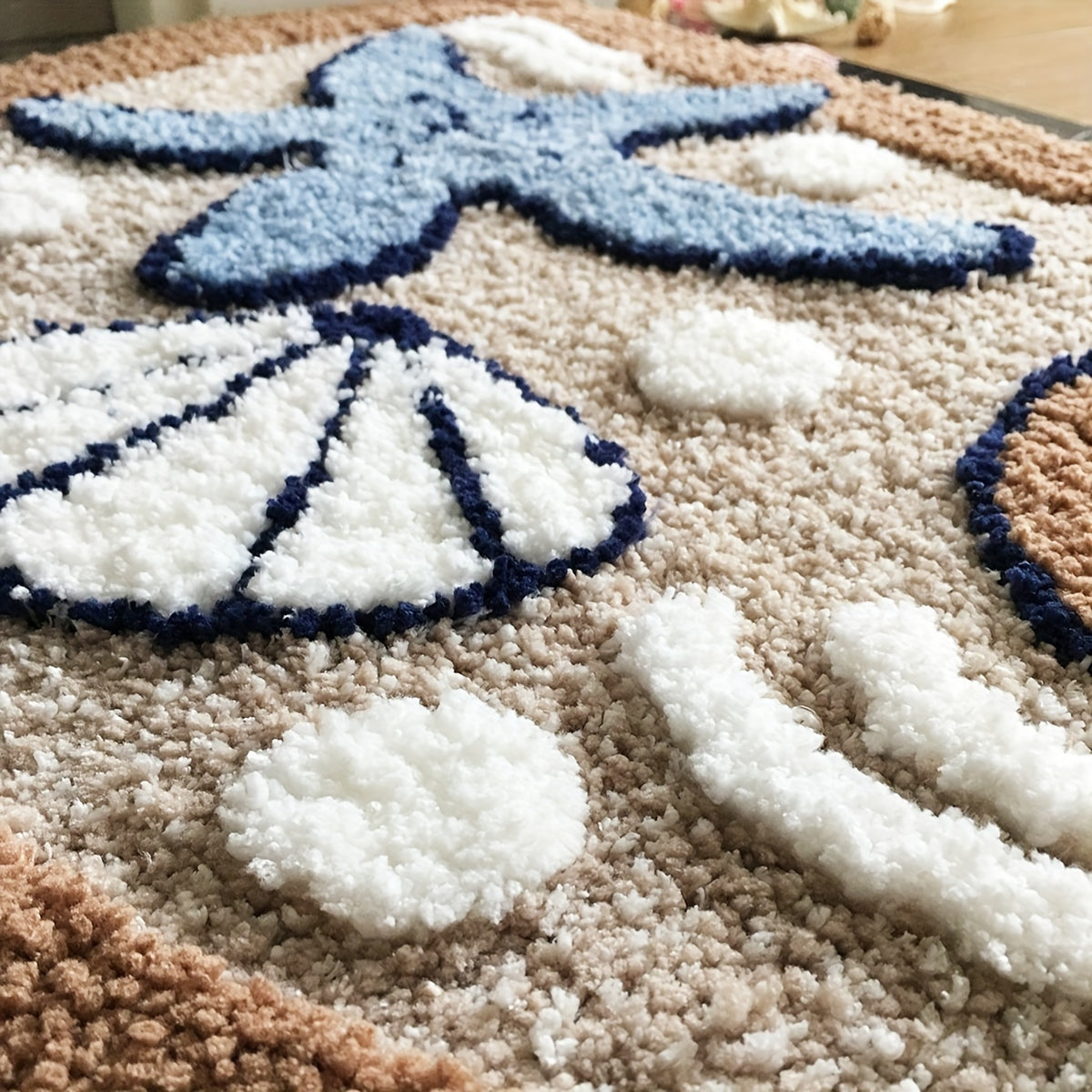 Tapis de bain demi-lune touffeté à coquillages, 45 x 70 cm
