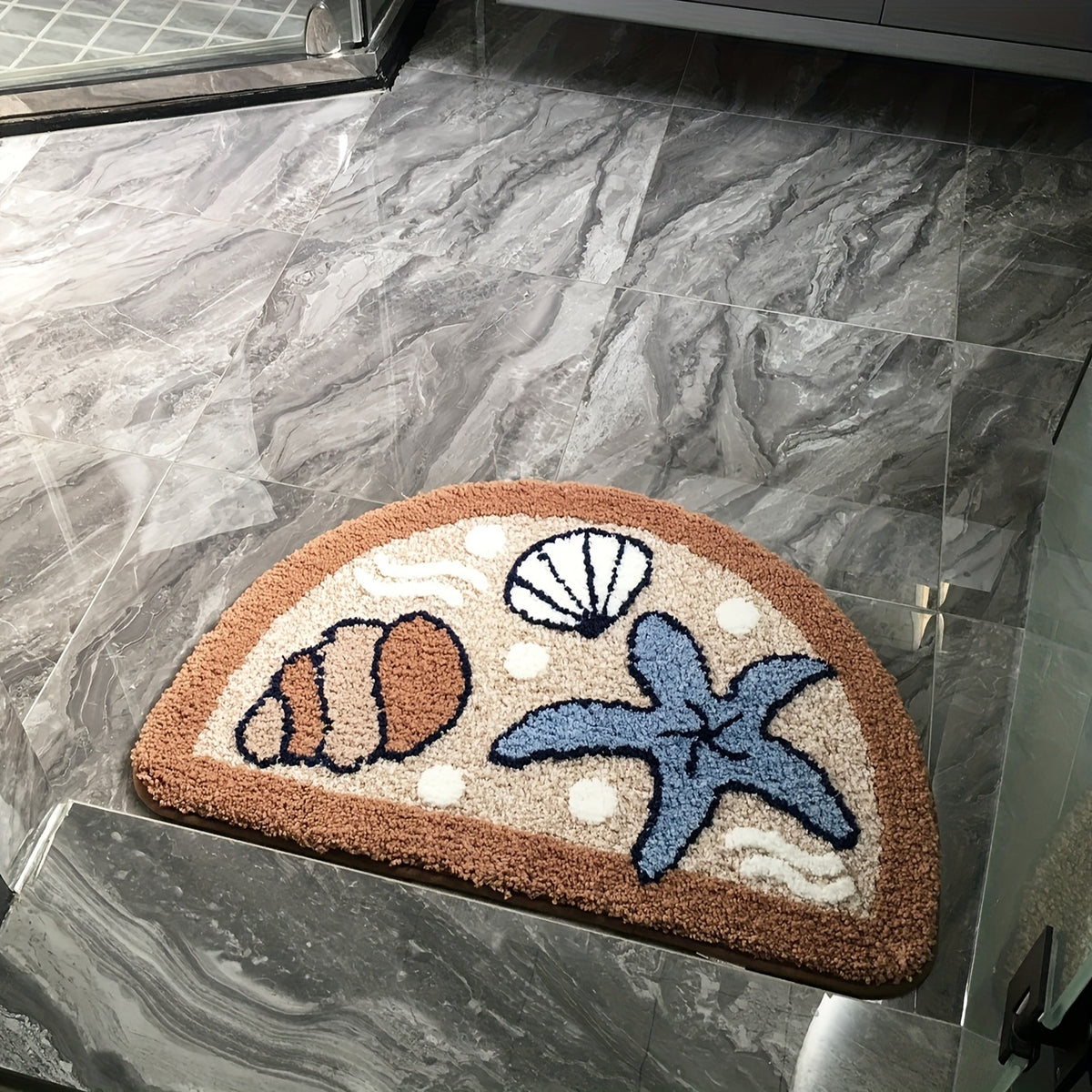 Tapis de bain demi-lune touffeté à coquillages, 45 x 70 cm