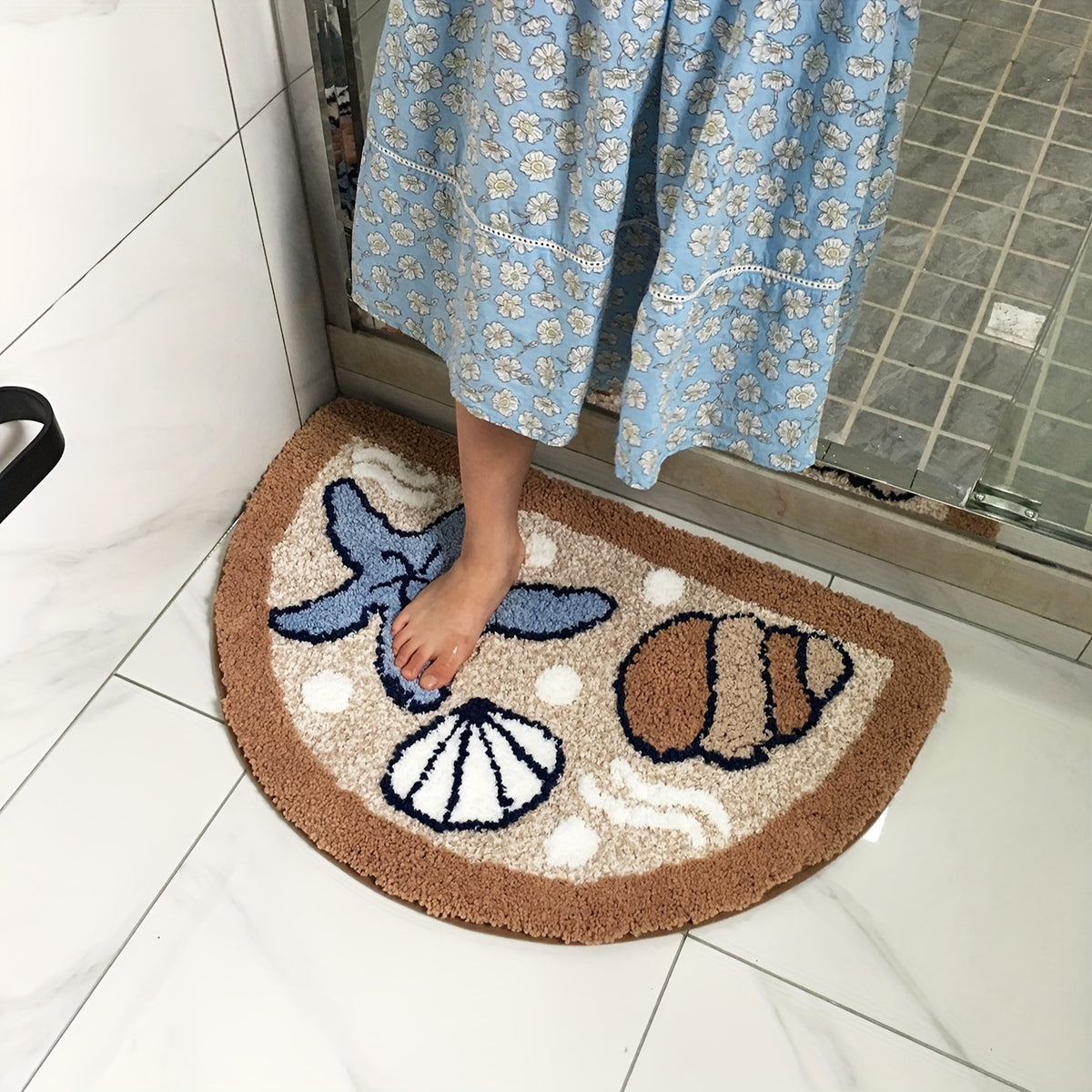 Tapis de bain demi-lune touffeté à coquillages, 45 x 70 cm