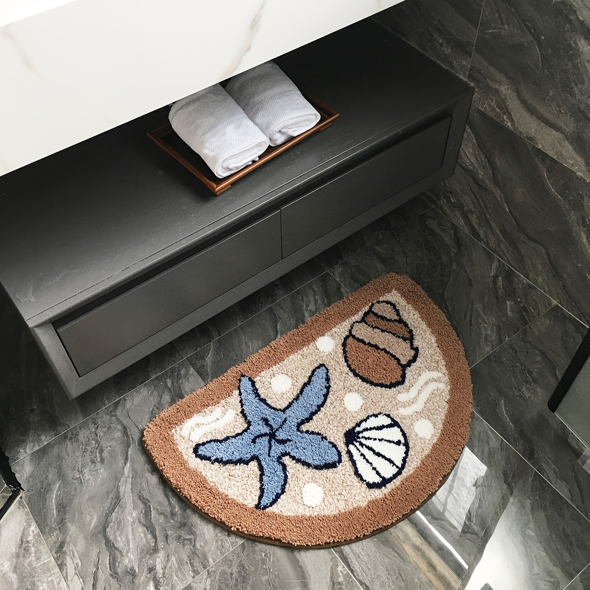 Tapis de bain demi-lune touffeté à coquillages, 45 x 70 cm