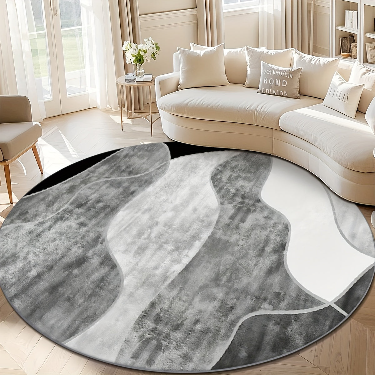 Tapis rond gris et blanc à bandes courbes, avec liseré noir