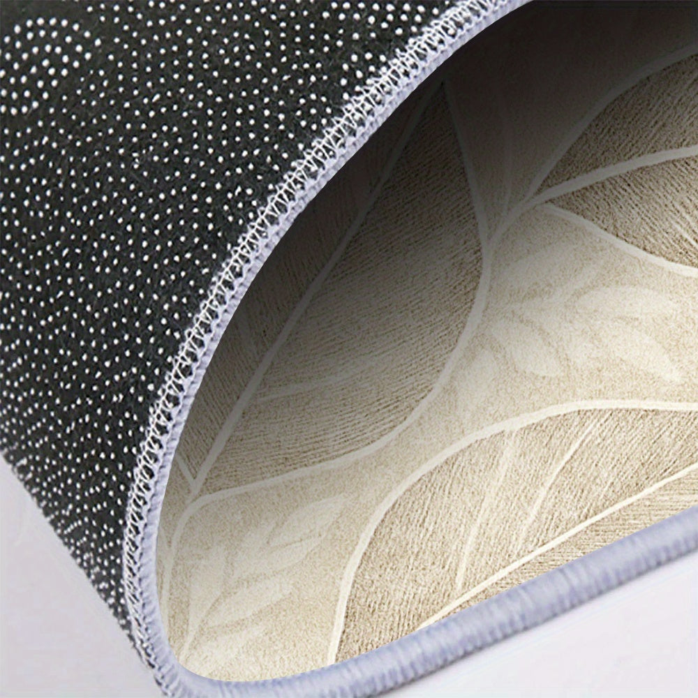 Tapis rond beige, feuillage nervuré et dos moucheté noir