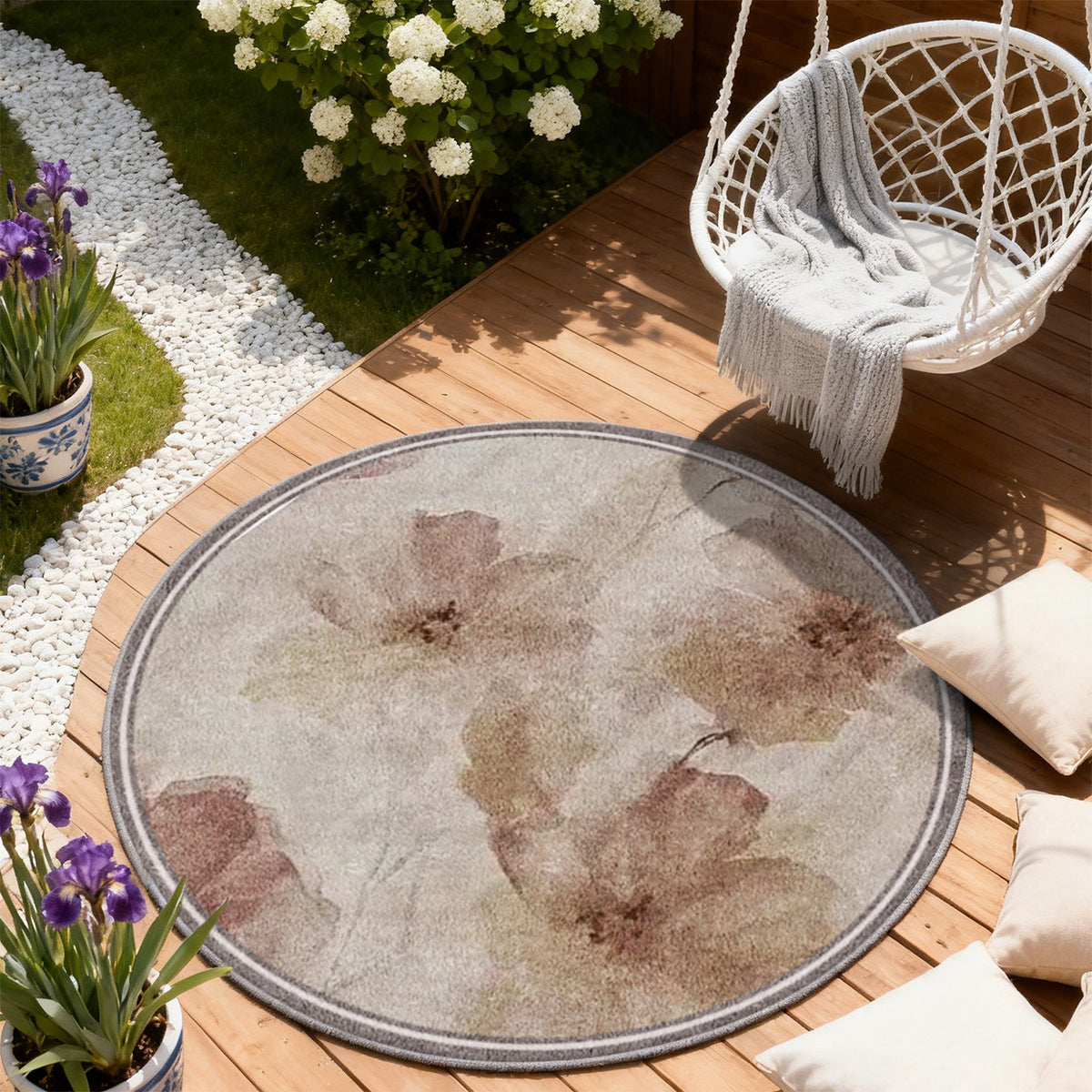 Tapis rond beige à grandes fleurs peintes à l'encre délavée