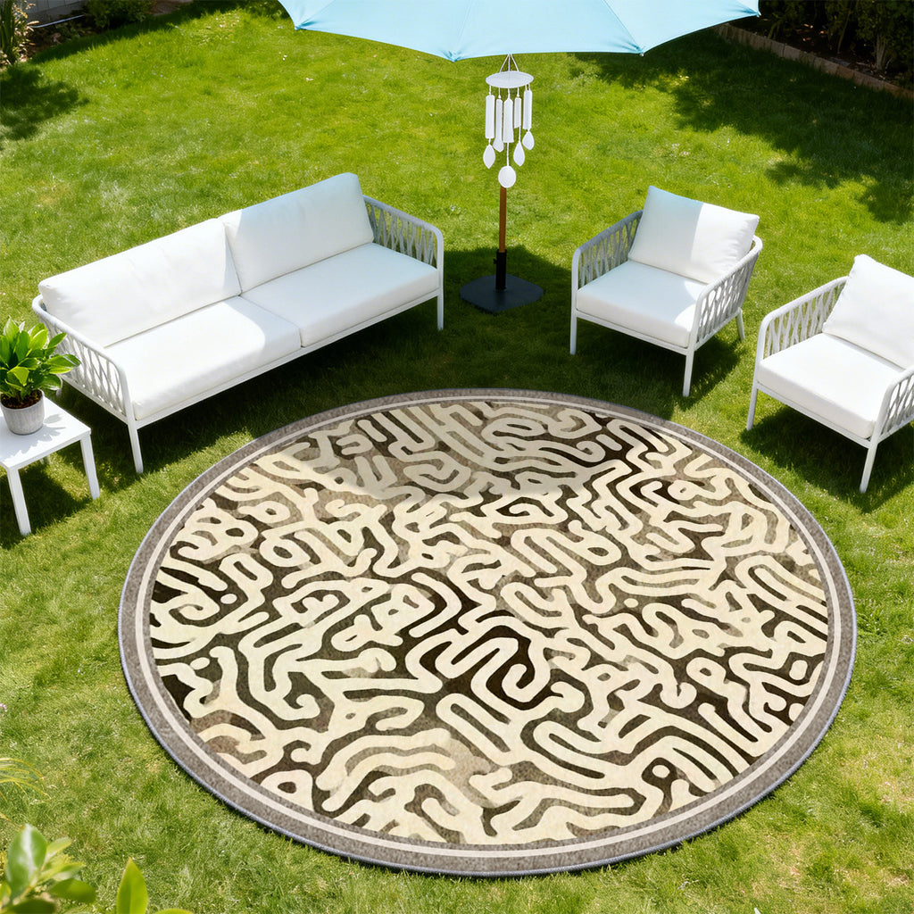 Tapis rond beige à labyrinthe crème sur fond brun foncé