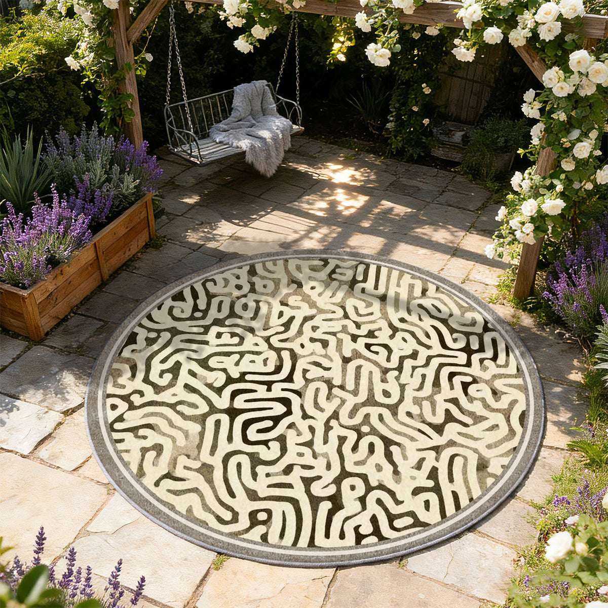 Tapis rond beige à labyrinthe crème sur fond brun foncé
