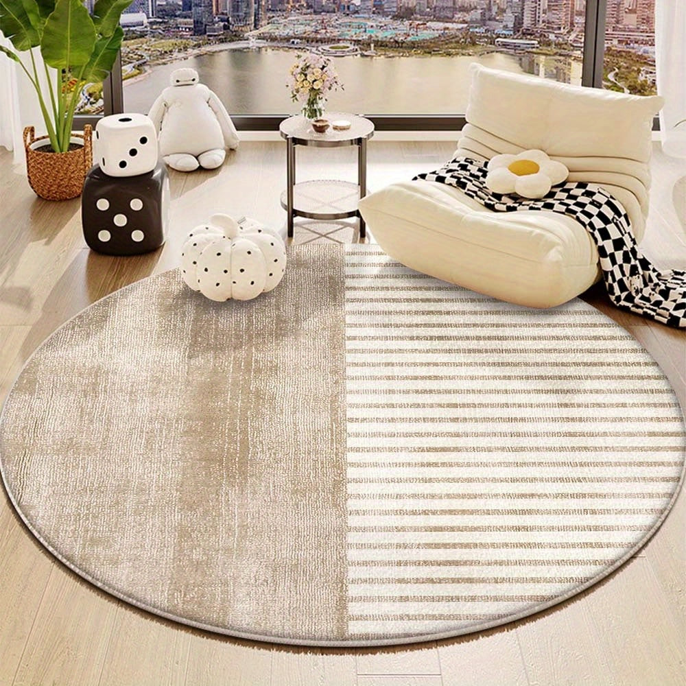 Tapis rond beige, une moitié chinée, une moitié rayée fine