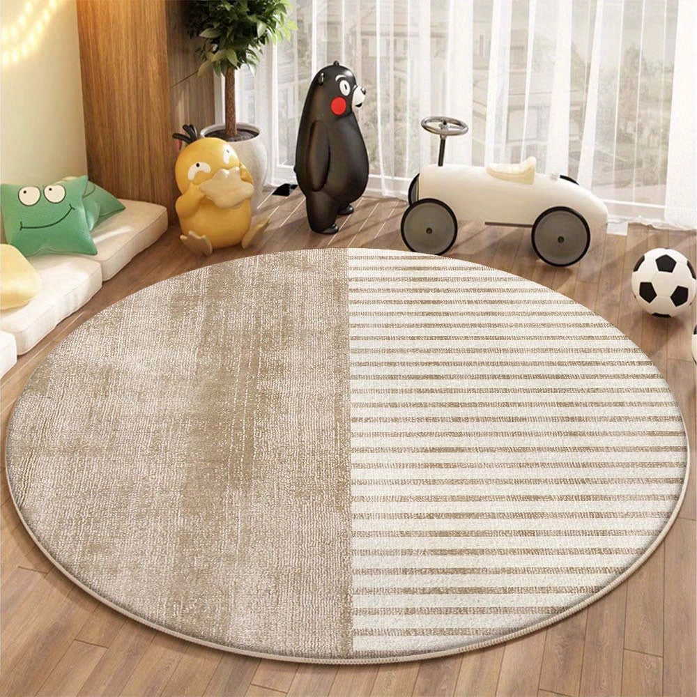 Tapis rond beige, une moitié chinée, une moitié rayée fine