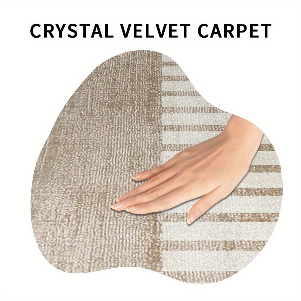 Tapis rond beige, une moitié chinée, une moitié rayée fine