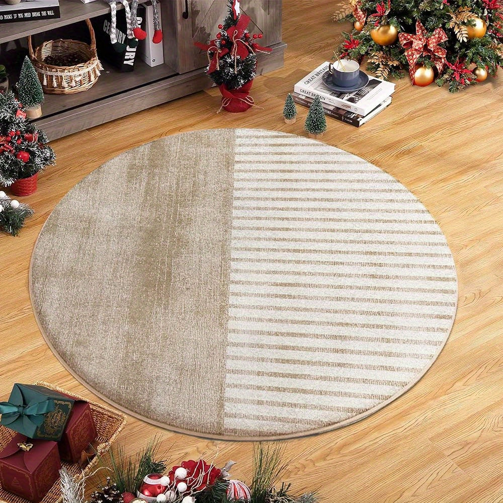 Tapis rond beige, une moitié chinée, une moitié rayée fine
