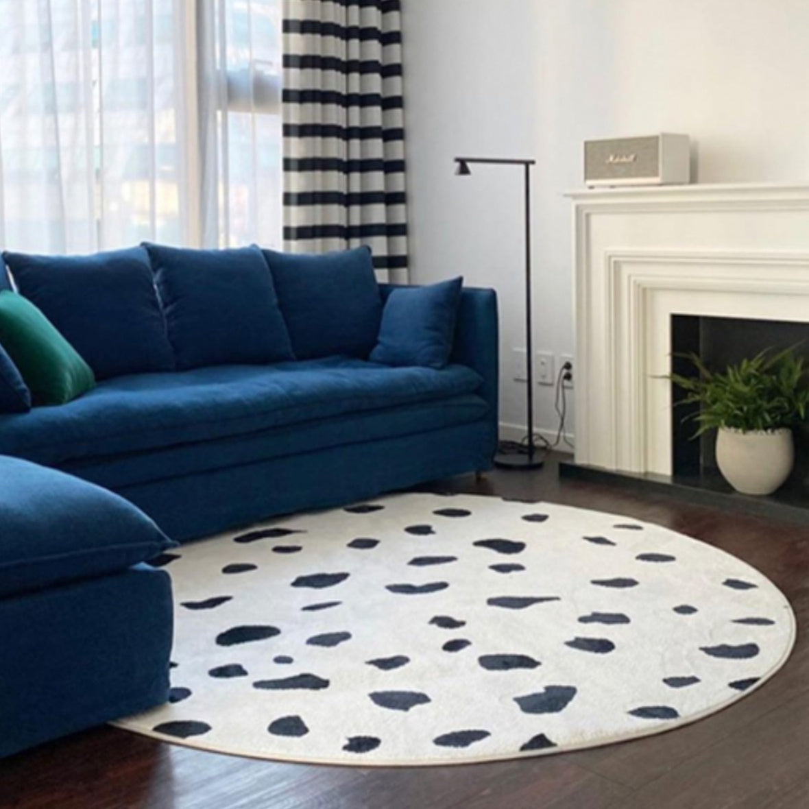 Tapis rond blanc à taches de vache noires, deux diamètres