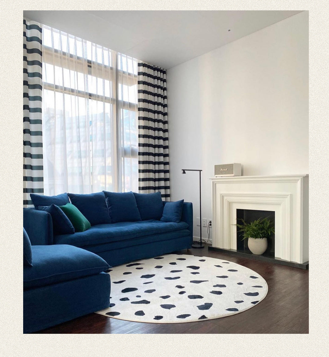 Tapis rond blanc à taches de vache noires, deux diamètres