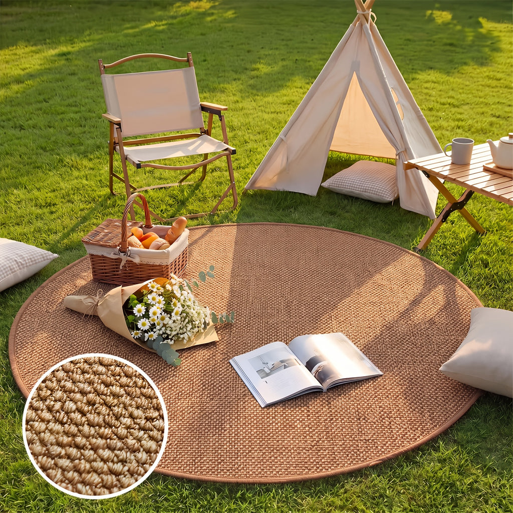 Tapis rond caramel au tressage dense, jardin et pas de porte