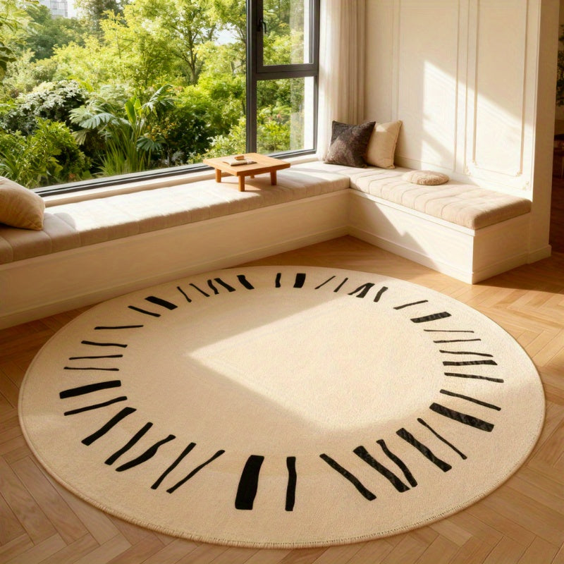 Tapis rond crème à couronne de traits noirs, esprit nordique