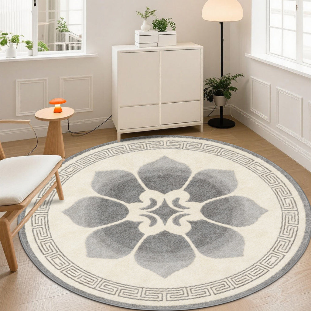 Tapis rond crème et gris à lotus central, frise à grecque