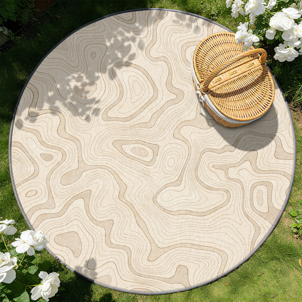 Tapis rond écru à courbes de niveau ton sur ton discrètes