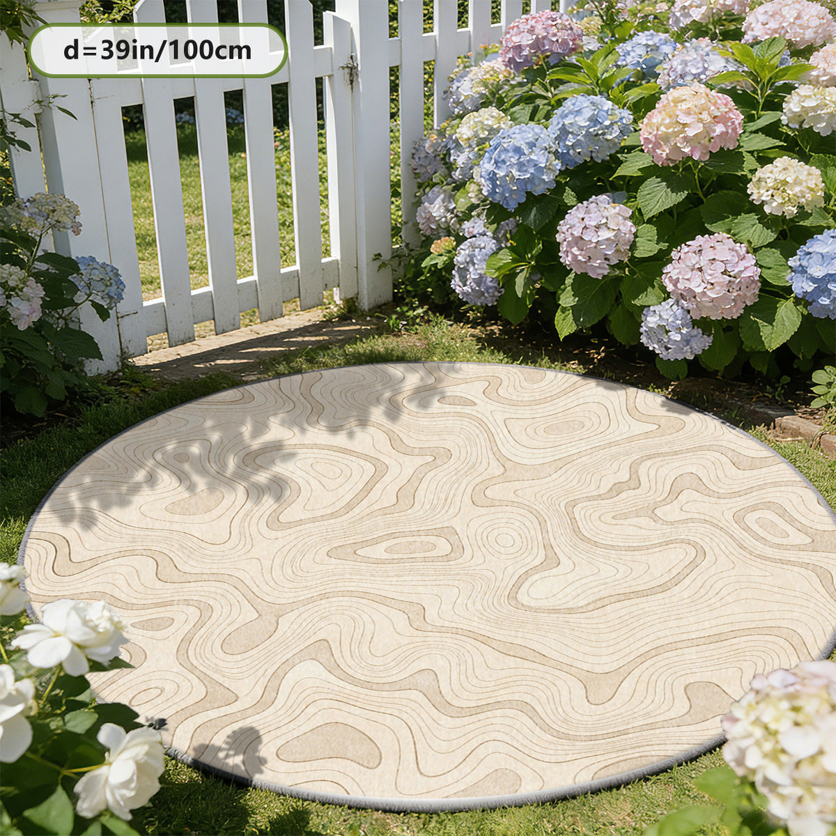 Tapis rond écru à courbes de niveau ton sur ton discrètes