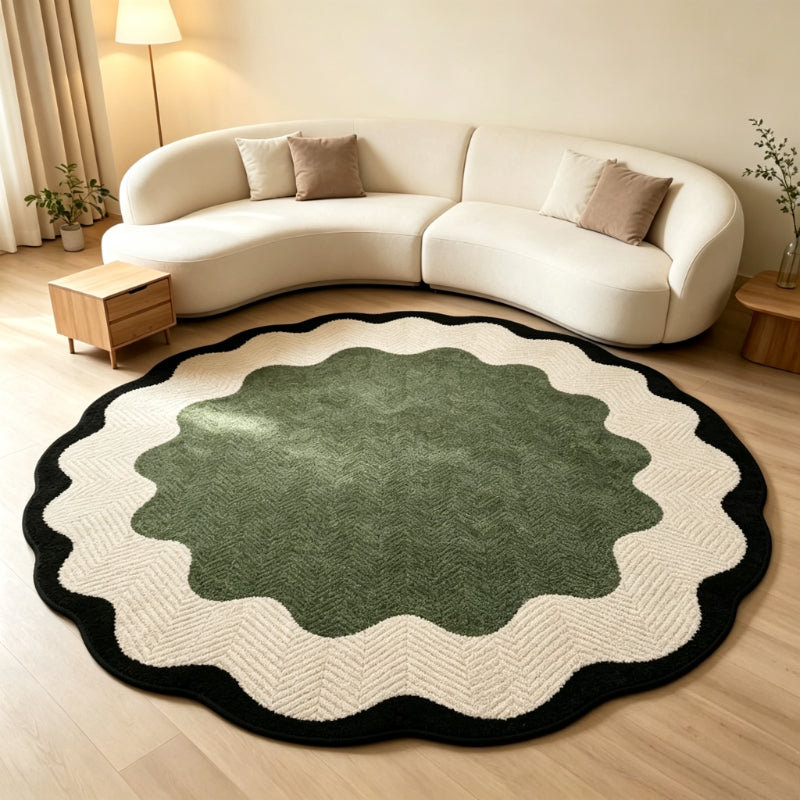 Tapis rond festonné vert et écru à bordure noire ondulée