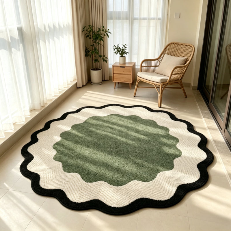 Tapis rond festonné vert et écru à bordure noire ondulée