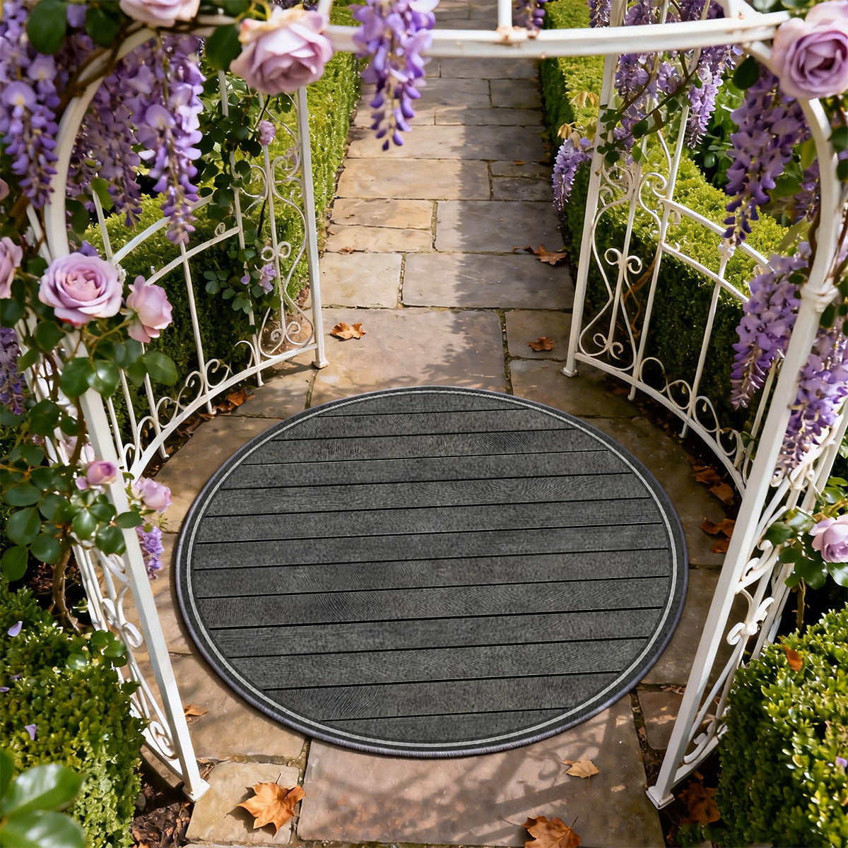Tapis rond gris anthracite à lames de bois rayées en biais