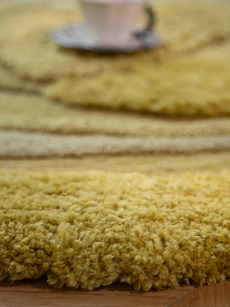 Tapis rond en laine à contour irrégulier, relief moutarde