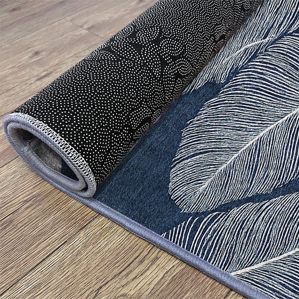 Tapis rond bleu marine à grandes plumes blanches tracées