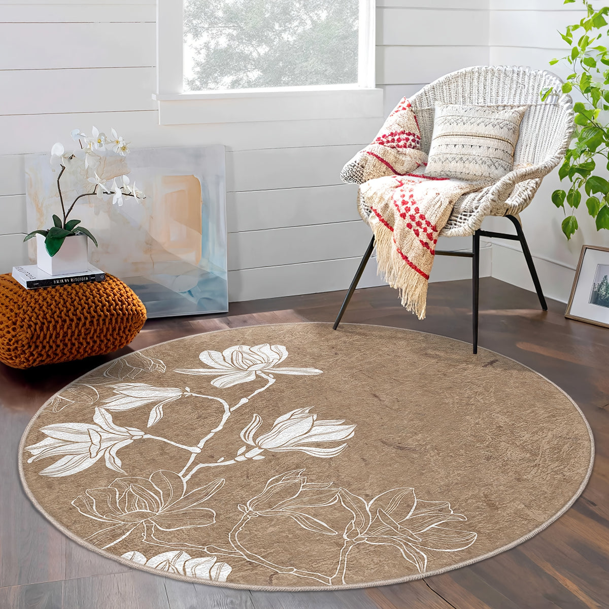 Tapis rond marron à magnolias blancs dessinés au trait fin