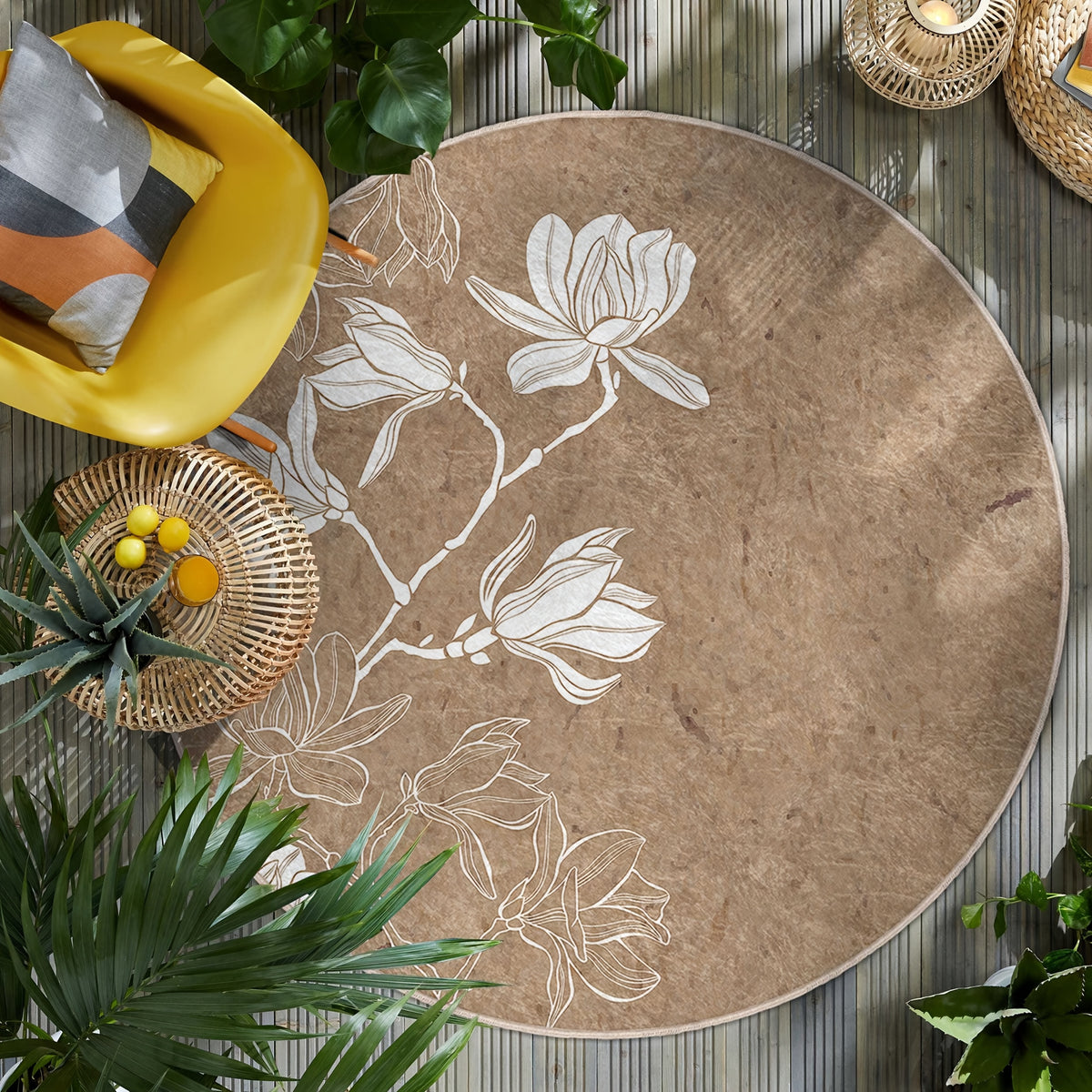Tapis rond marron à magnolias blancs dessinés au trait fin