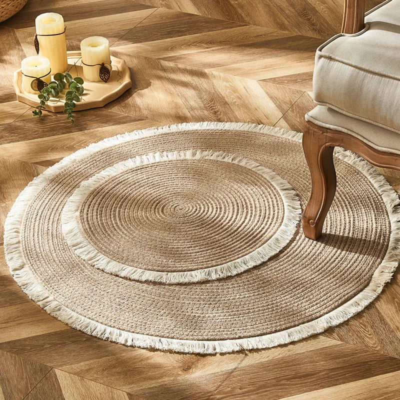 Tapis rond en rotin tressé main, franges écrues au bord