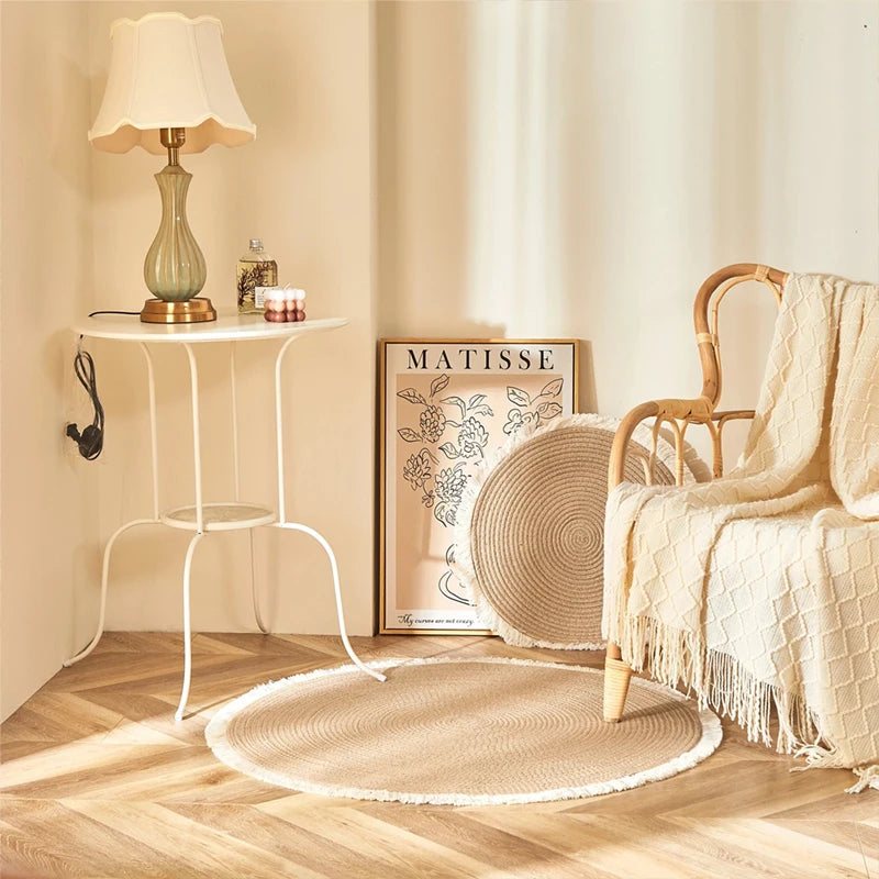 Tapis rond en rotin tressé main, franges écrues au bord