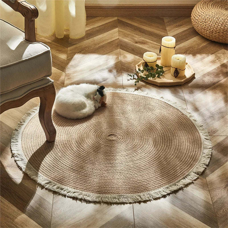 Tapis rond en rotin tressé main, franges écrues au bord