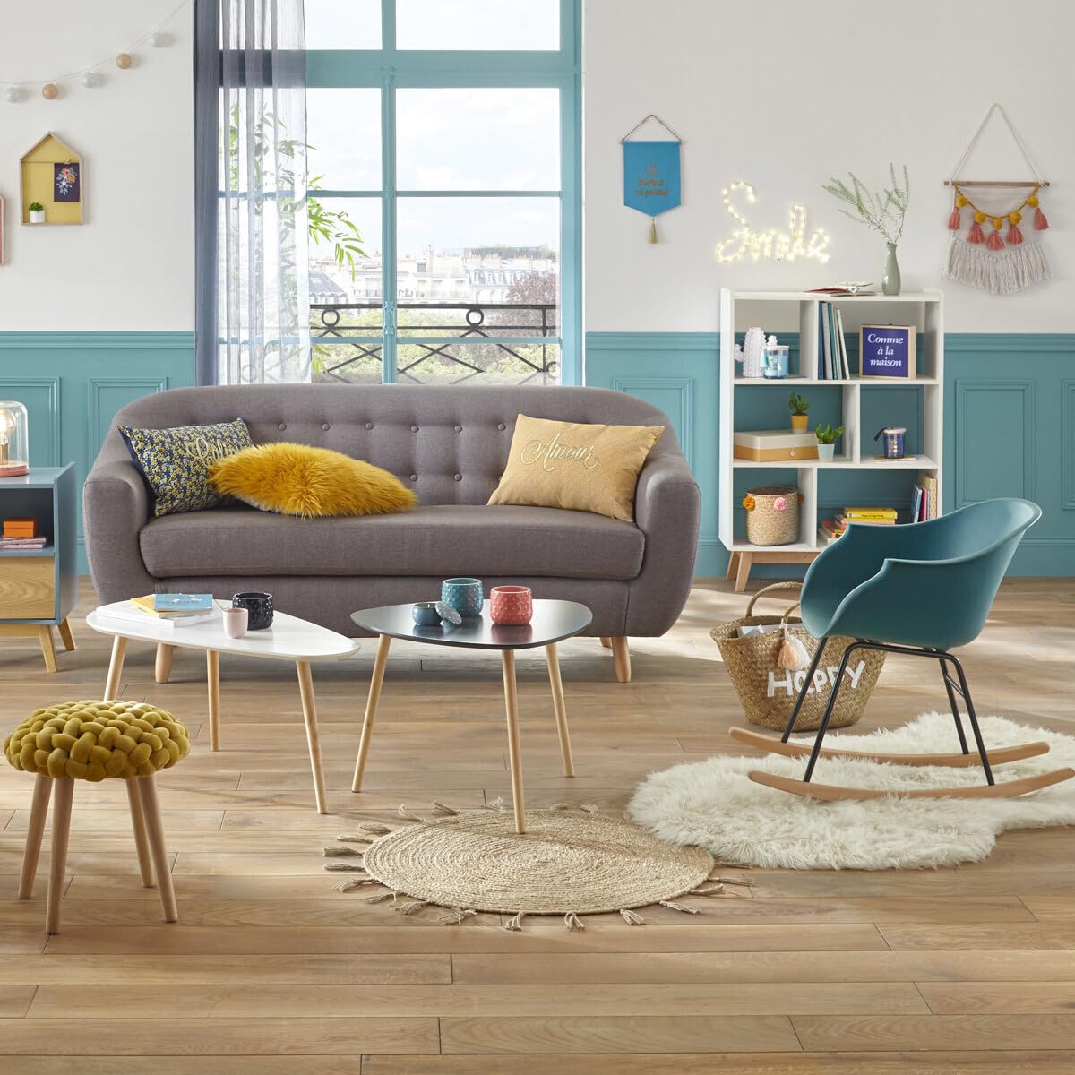 Tapis rond tressé de 80 cm, fil doré et pompons naturels