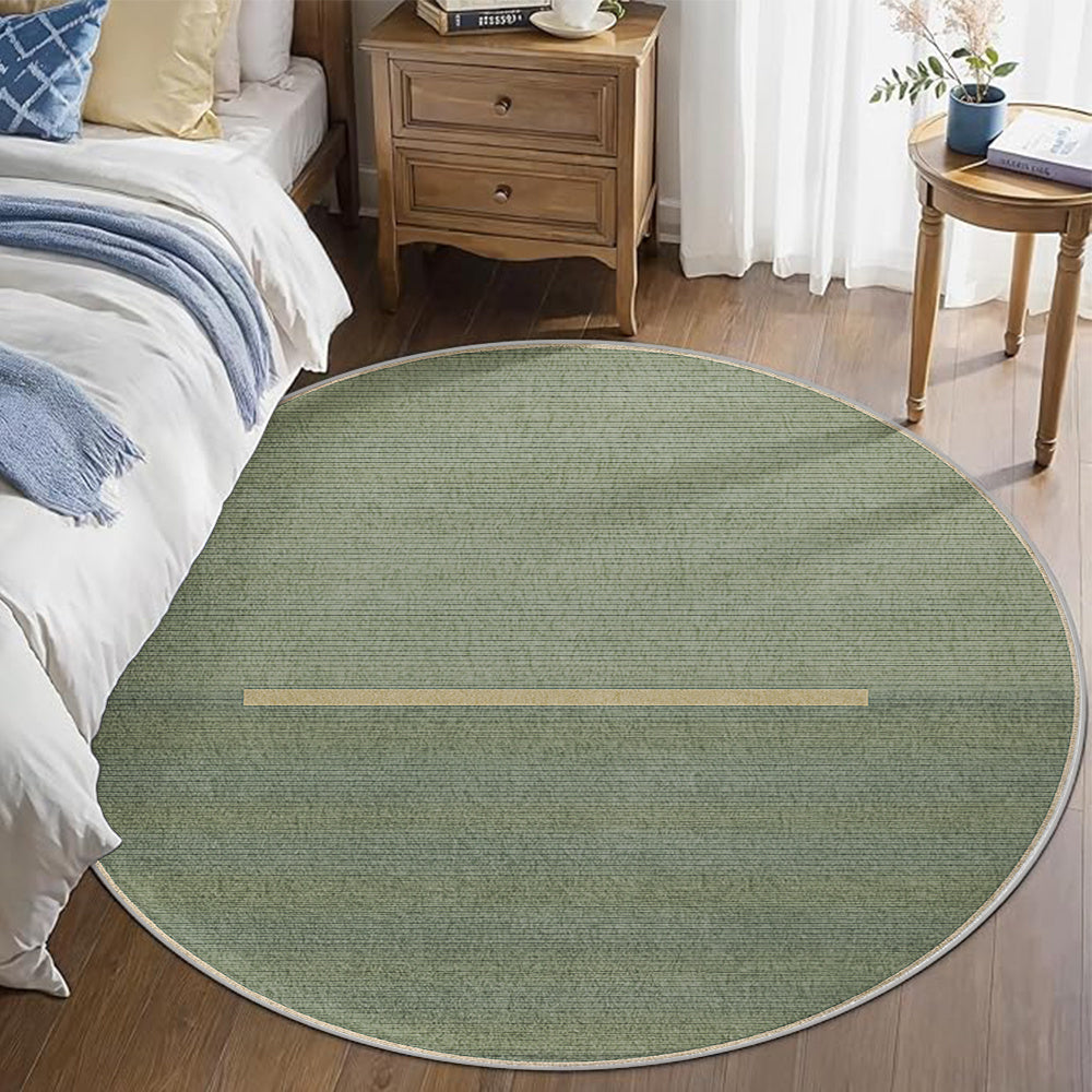 Tapis rond vert olive strié et sa fine ligne dorée centrale