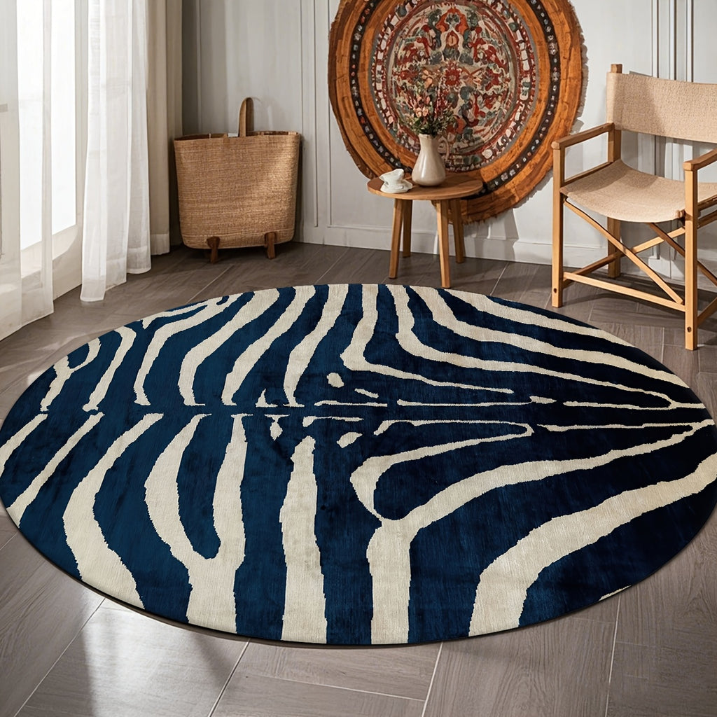 Tapis rond zébré bleu marine et crème, en velours 100 %